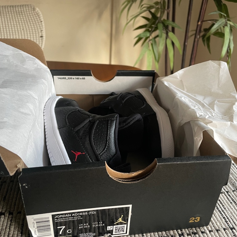 Jordan new Kids Black and red Sneakers - Picture 3 of 7